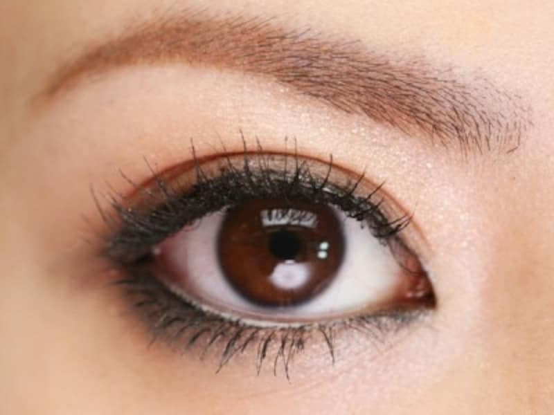 Đôi mắt được cải thiện với những sợi lông mi được gắn cho mí mắt dưới!