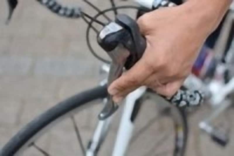 変速機をシフターで動かす