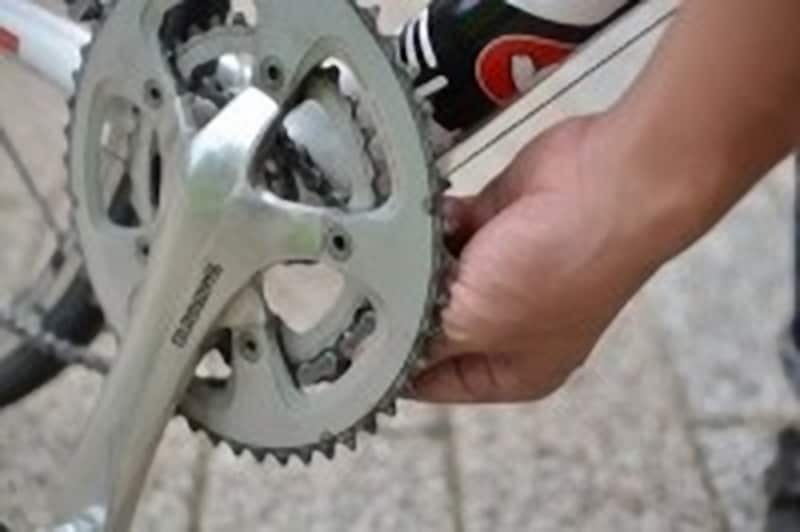 内側に外れた場合は小さいギアの下側にチェーンをかける