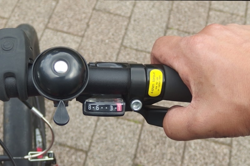 一番外側のギアに入るようにシフターを操作する