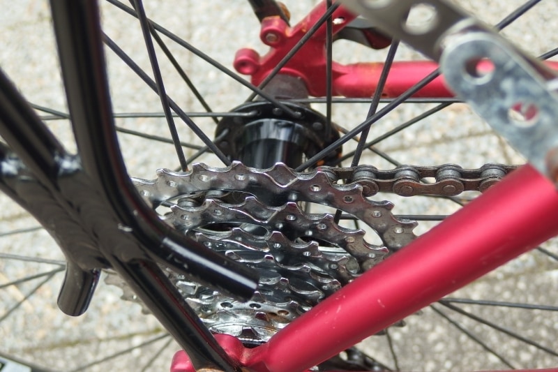 変速機の調整が正しくないとチェーンが内側に落ちてしまう