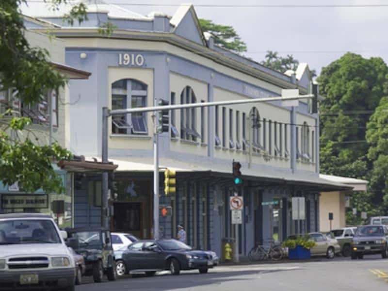 キラウエア火山観光の拠点となるヒロは、古い家並みが残るノスタルジックな町。ハワイ島の政治経済の中心