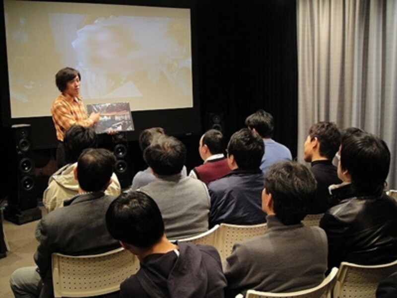 金井氏の奥深い周辺知識や裏話を交えた解説に、真剣に聞き入るお客さん