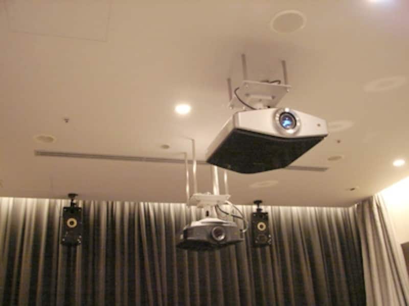 プロジェクターは天井に固定常設