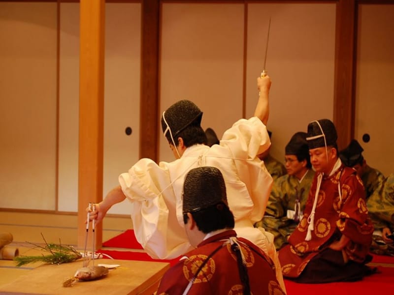 1月2日に行われる「包丁式」の様子。食材には手を触れず箸と庖丁のみで魚やや鳥をさばく、平安時代にその作法が確立したとされる伝統儀式(画像提供:三溪園)