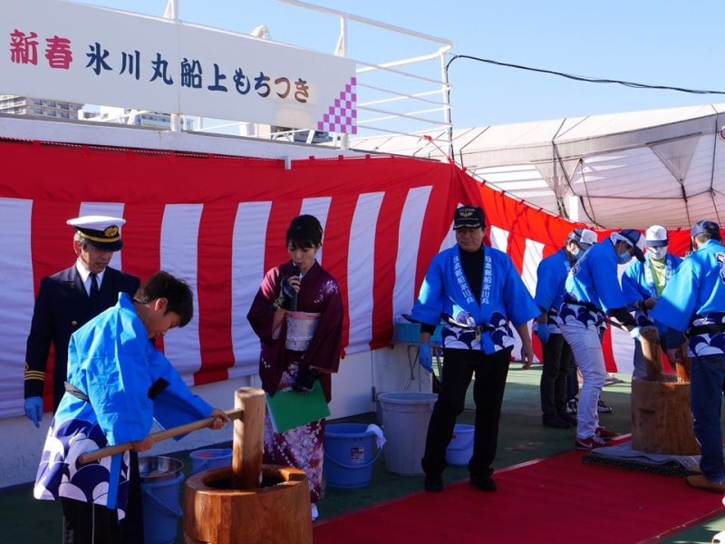 オープンデッキでついたお餅が入館者にふるまわれます。子どもの餅つき体験も開催(2018年1月2日撮影)