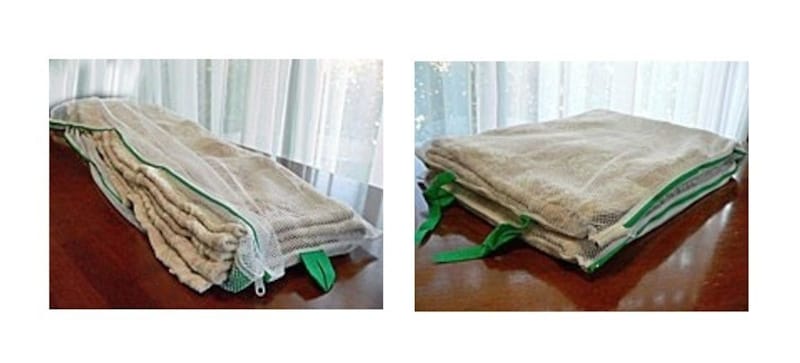 毛布用ネットの、ひだ状にたたんで入れるタイプ。ネットごと半分折りにして固定します。たたんだ様子が右写真。丸型より多くの面が洗剤水に触れるメリットがあります