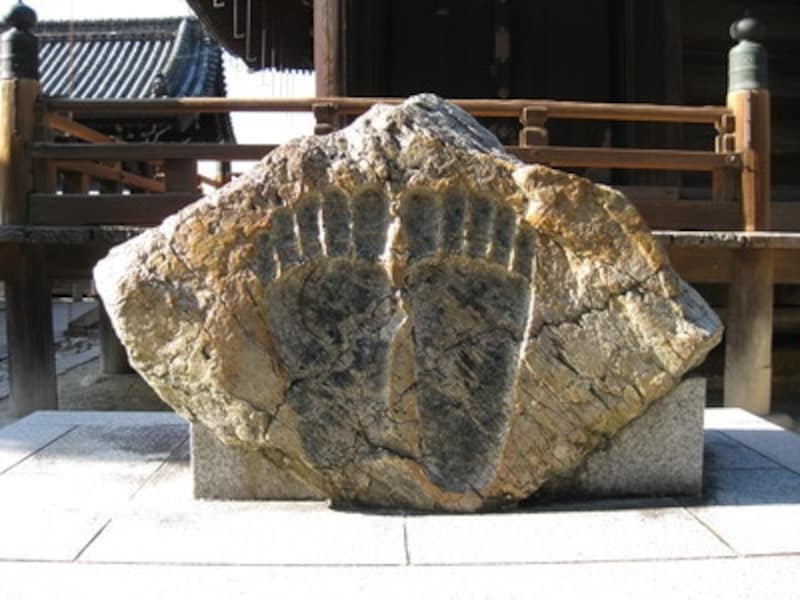 巨大な足跡の付いた岩。これも七不思議の1つです