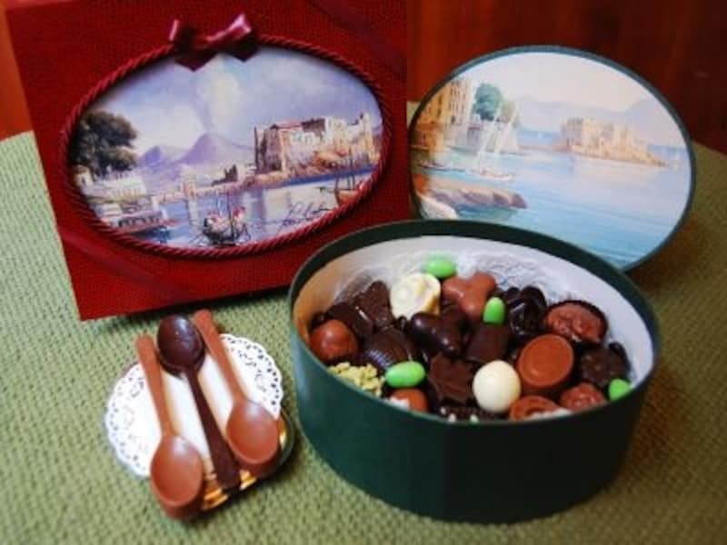 ナポリの風景が描かれたご贈答用の箱もあり。写真/ドルチェ・マニアにて