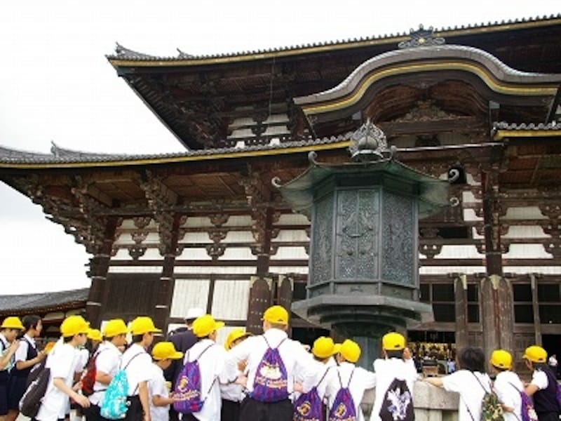 修学旅行生が群れ集う大仏殿