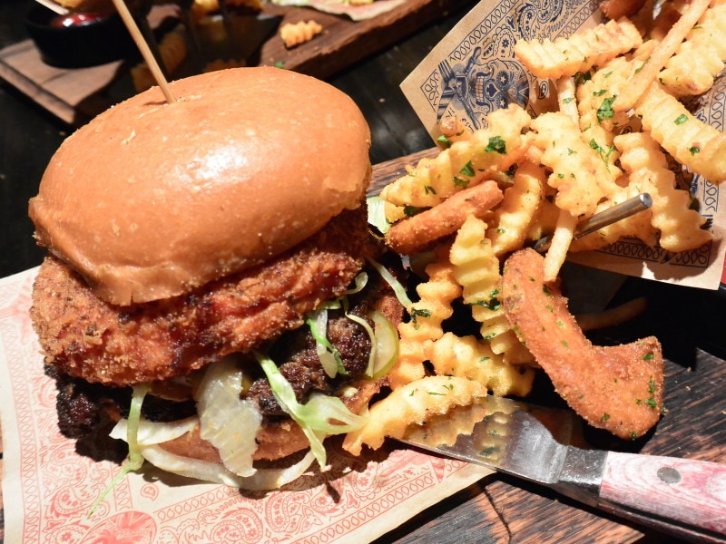 レストランでオーダーしたオニオンリング入りハンバーガー