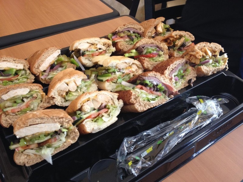 サブウェイでは、大量オーダー用のトレイが準備されている