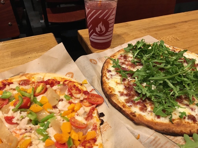 ピザの上にフレッシュな野菜が乗っているのは、カリフォルニアスタイル