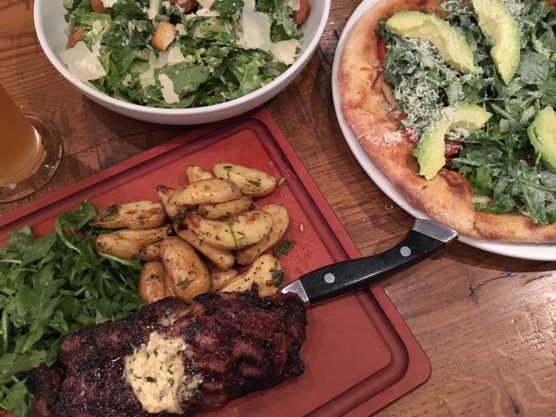 アメリカ料理の定番。シーザーサラダ、カリフォルニアスタイルピザ＆ステーキ