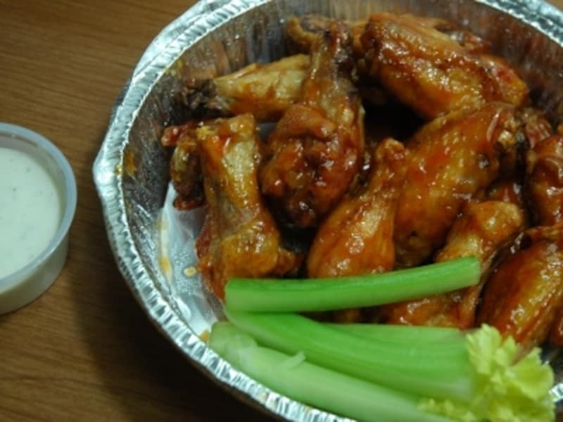 バッファローウイングと付け合わせのセロリ＆ドレッシング