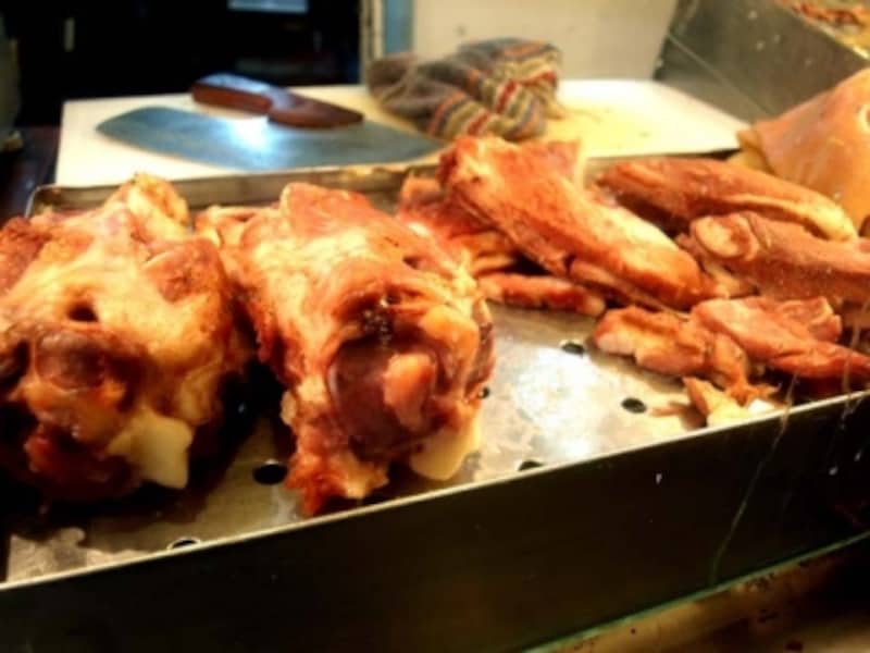 こんな感じでドーンと肉が並ぶ。タコスにする好みの部位を指定することができる