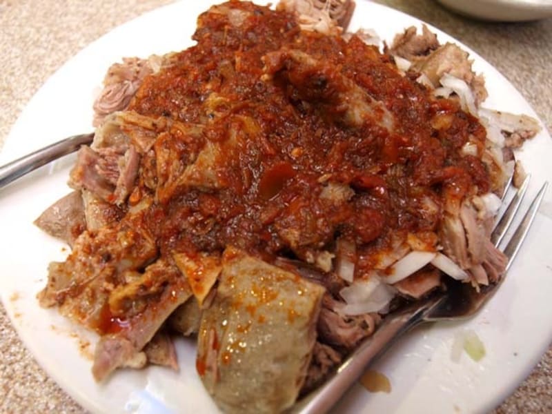 スパイシーな味付けでヤギ肉の旨味が生きるビリア