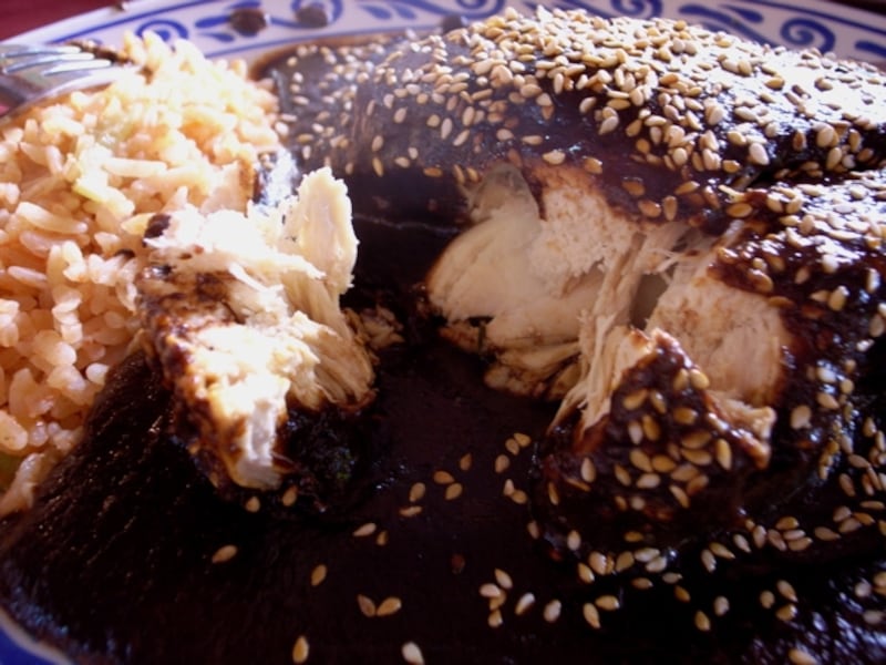 プエブラ式モーレのモーレ・ポブラーノ。苦甘スパイシーなソースがクセになる