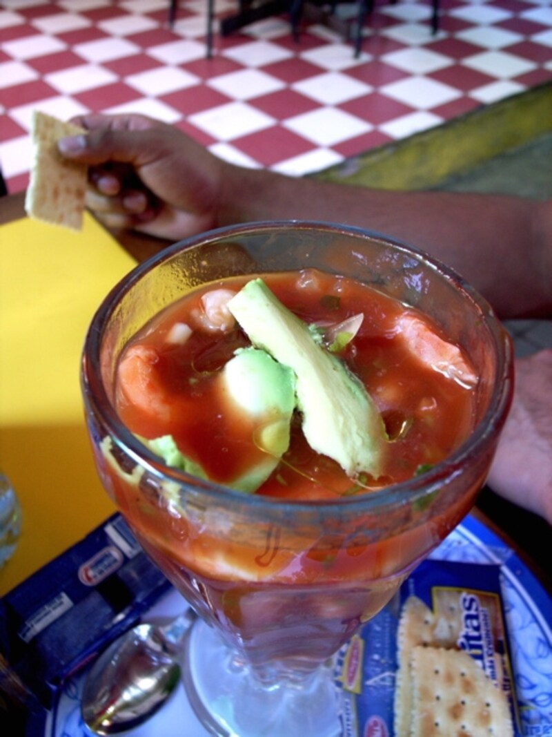カクテル・デ・カマロン(エビのカクテル)はメキシコ定番の前菜