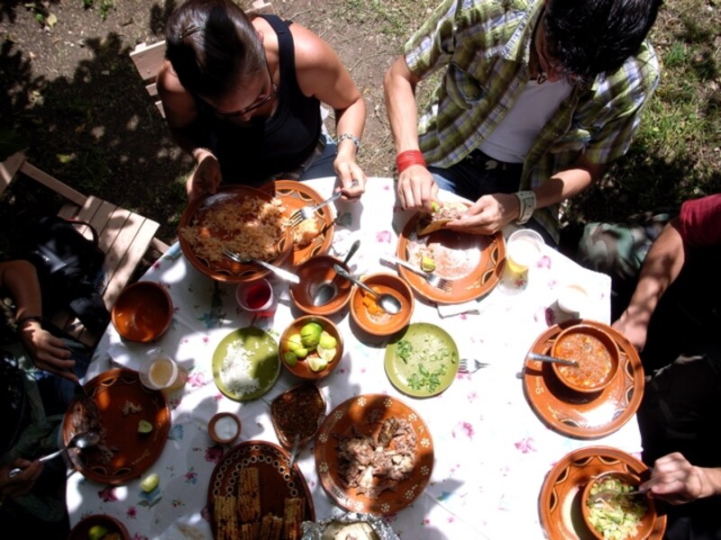 メキシコ料理の食卓には数種類のサルサや、香味野菜、レモンが並ぶ