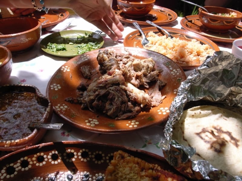 イダルゴ州名物の羊の蒸し焼き、バルバコアを囲んだ食卓