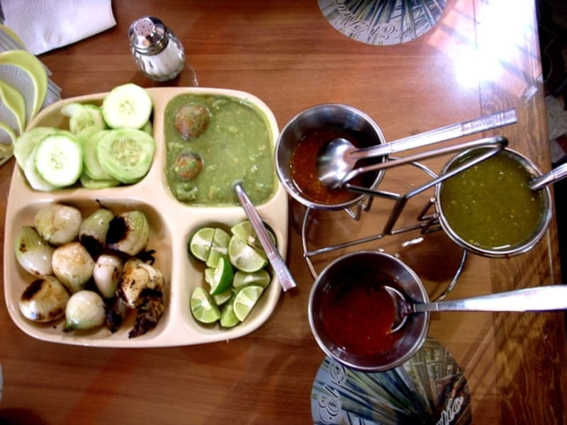 レストランのテーブルにあるサルサのセットには、ベルデとロハの２種類が必ず並び、好みで選べる