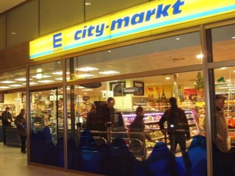 黄色地に青字のＥがエデカのロゴ