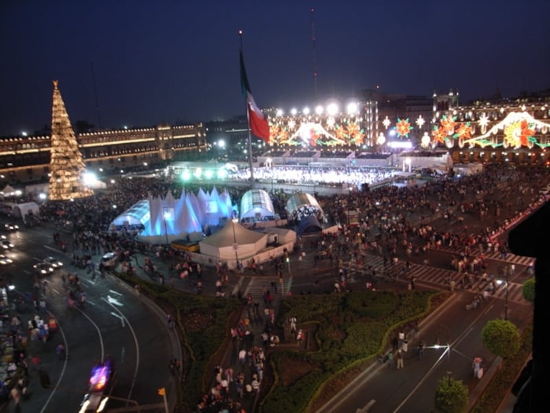 メキシコシティの心臓部＝大広場ソカロでは常にイベントが行われている。写真はクリスマス時期に設置される世界最大の屋外アイススケートリンク
