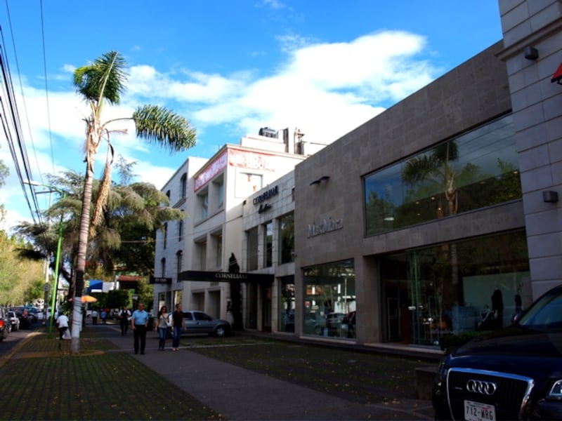 海外ブランドショップが軒を連ねるポランコ地区のプレジデンテマサリク通り