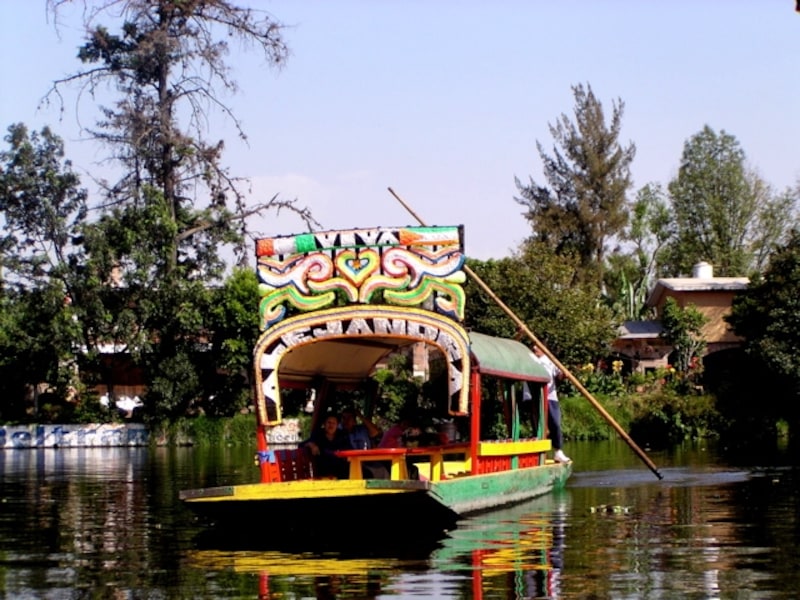 ド派手な遊覧船に乗って船遊びが楽しめるソチミルコ