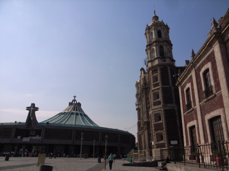 グアダルーペ寺院。手前が1709年建設で傾きかかっている旧聖堂、その背後が1976年建設の