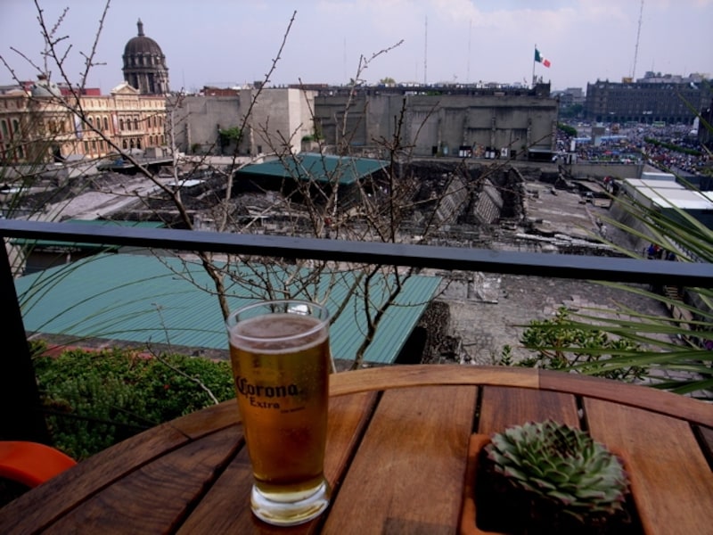 神殿の遺跡テンプロマヨールの背後にはコロニアル都市がひろがる