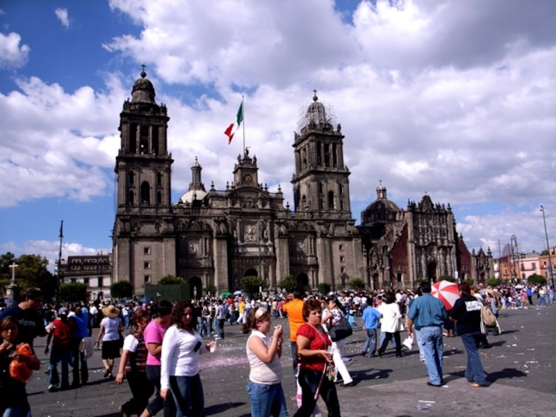 ソカロからアメリカ大陸最大のカトリック大聖堂をのぞむ