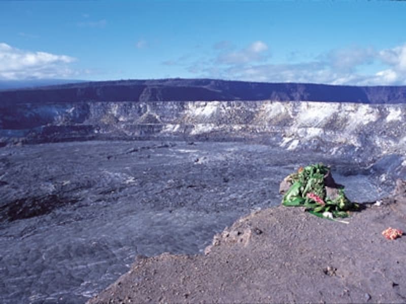 直径900メートル、深さ400メートル。火の女神ペレが住むと言われるハレマウマウ火口（写真協力：ハワイ州観光局）