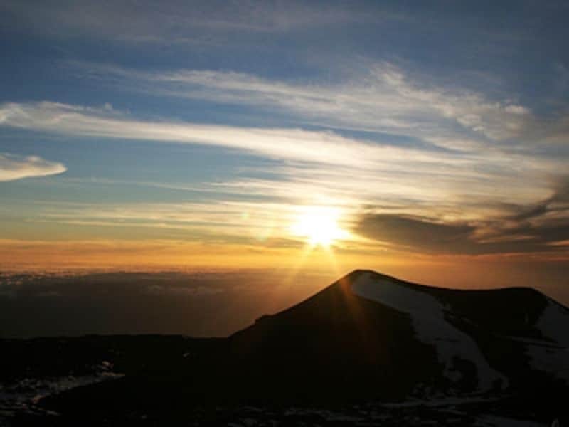 標高4205メートルを誇るハワイ最高峰、ハワイ島マウナ・ケア山のサンセット