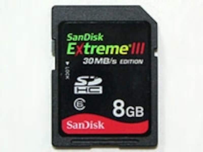 画像は8GBのSDHCカード。しかし、SDカードと大きさは全く同じ。