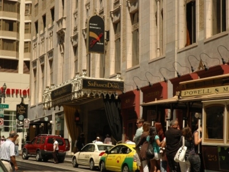 イギリスの衛兵の格好をしたドアマンが人気