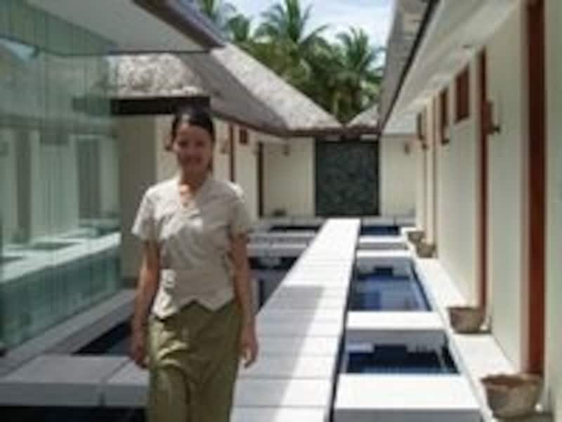 老舗リゾートのクルンバは空港から船で約15分