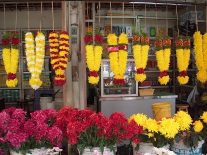 さまざまな人種が住むマレーシアは、興味深い伝統行事がたくさん！undefined色鮮やかな花々はヒンドゥ寺院へのお供え物