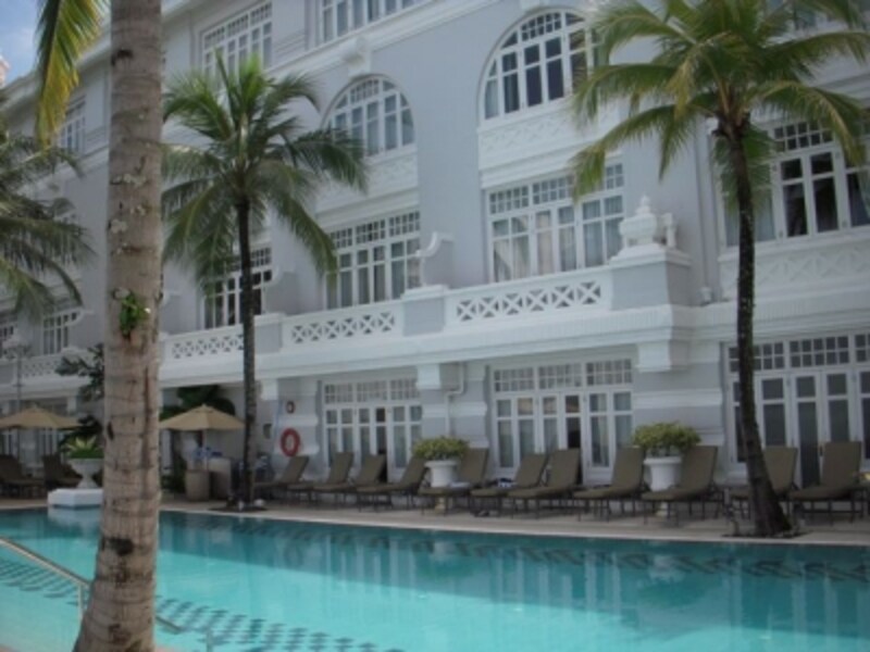 太陽を思い切り楽しみたいリゾートステイの場合は、雨季を避けたスケジュールで。写真はペナン島のイースタン＆オリエンタルホテル