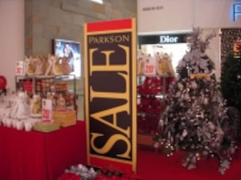 ショッピングモールによっては旅行者用の値引きシステムや、バウチャー（値引き券）がもらえるシステムがありお得なショッピングが可能！