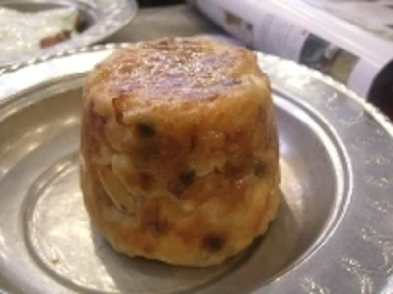 ペルデリ・ピラウの中には、松の実やミニ干しブドウといった具がたくさん入ったピラフが