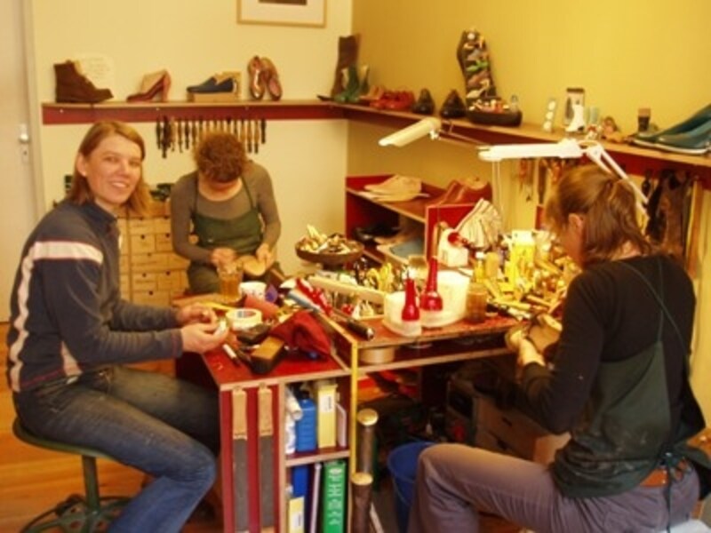 職人さんは全員女性。とっても楽しそうに作業する姿が印象的でした！