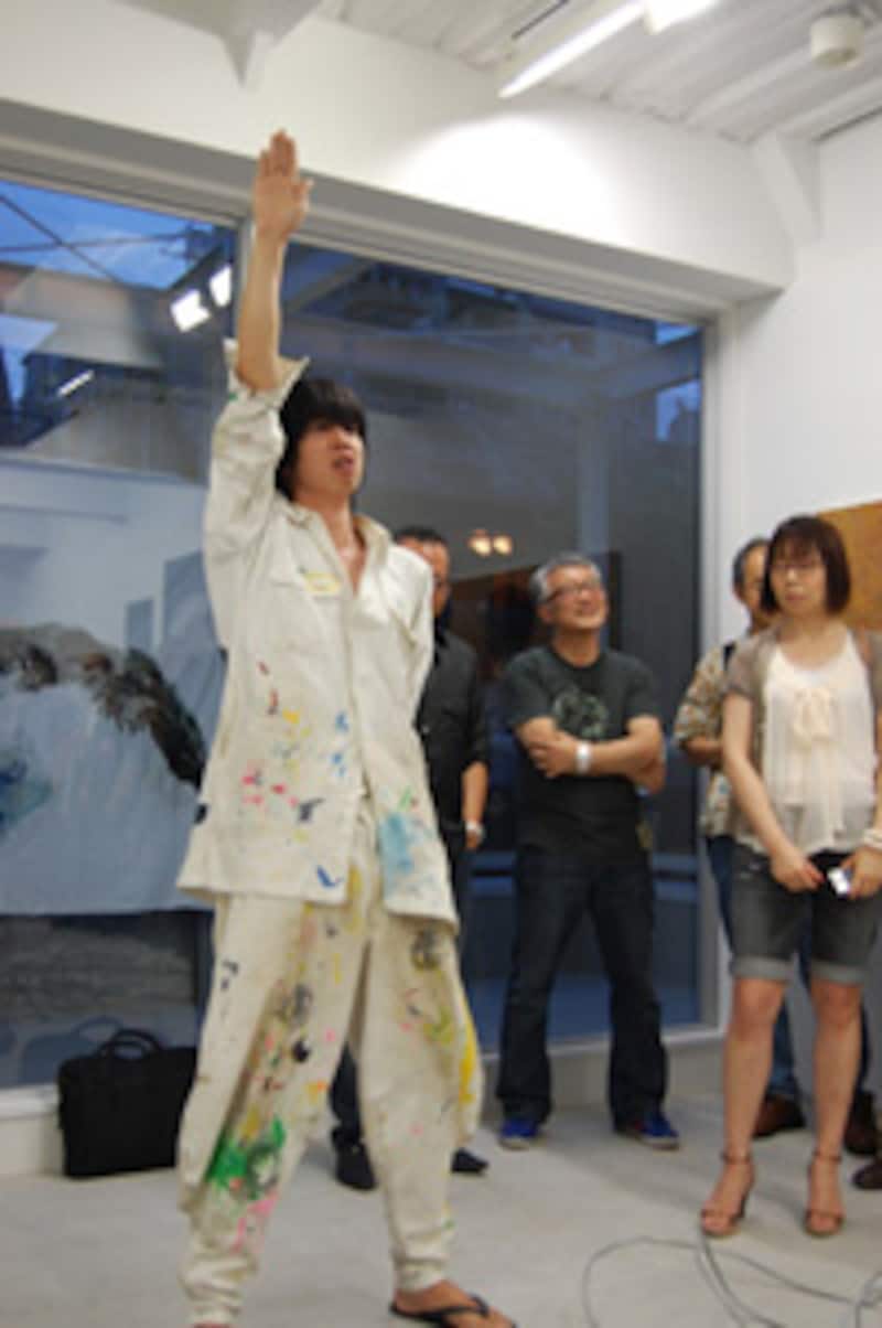 アーティストによるパフォーマンス