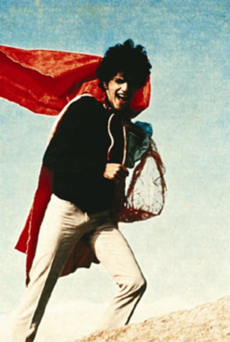 エリオ・オイチシカ 「パランゴレP4ケープ１を着たカエタノ・ヴェローゾ」1968年 撮影者不詳 Courtesy: Projeto Helio Oiticica