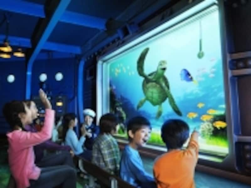 愉快なサーファーウミガメのクラッシュはなんと150歳　©Disney / Pixar