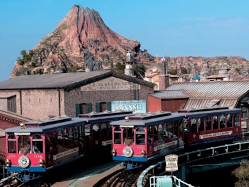 ゆっくりと走る高架鉄道。風景を堪能できます