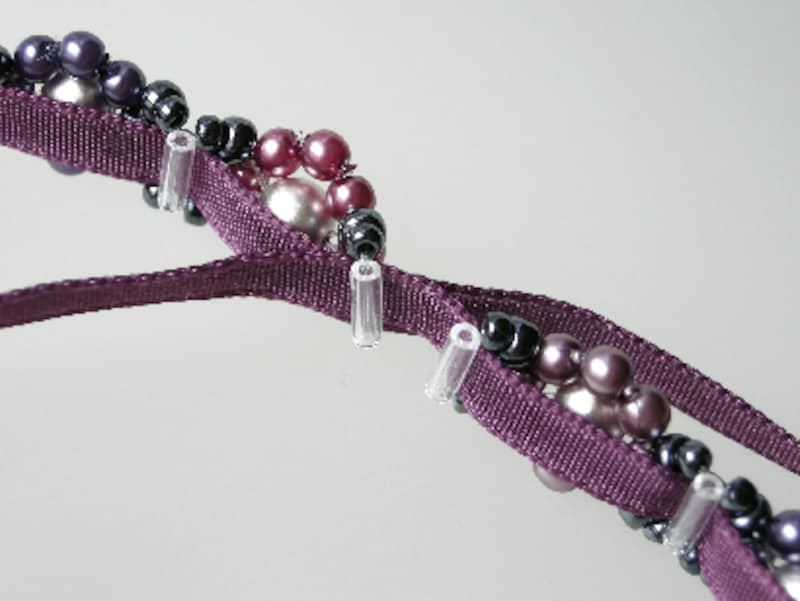 フラワーチェーンのリボンチョーカー