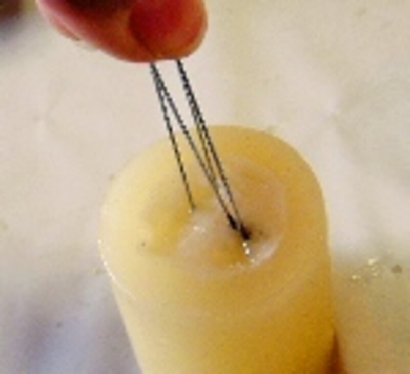 ワイヤーをキャンドルに差し込んでいるところ