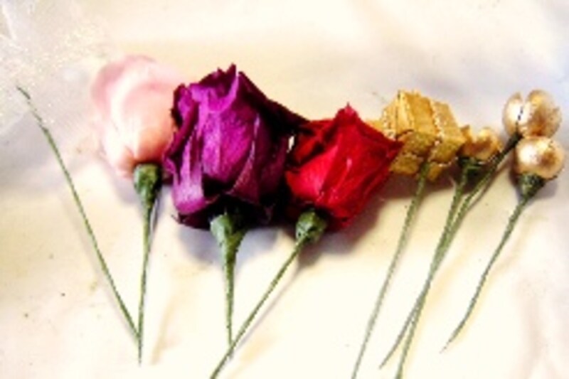 花材をワイヤー＆テーピングしたところ